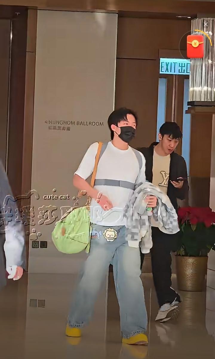 王楚钦上身绑着护带，出发返京！今天上午，王楚钦上身绑着保护肩部、腰部的护带，背