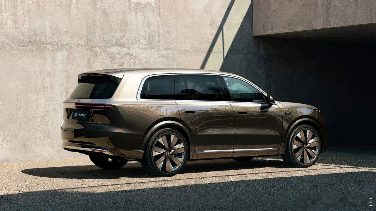 平静很久的理想终于发新车了，该车就是四年前的理想L9的换代版，作为最早“冰箱彩电