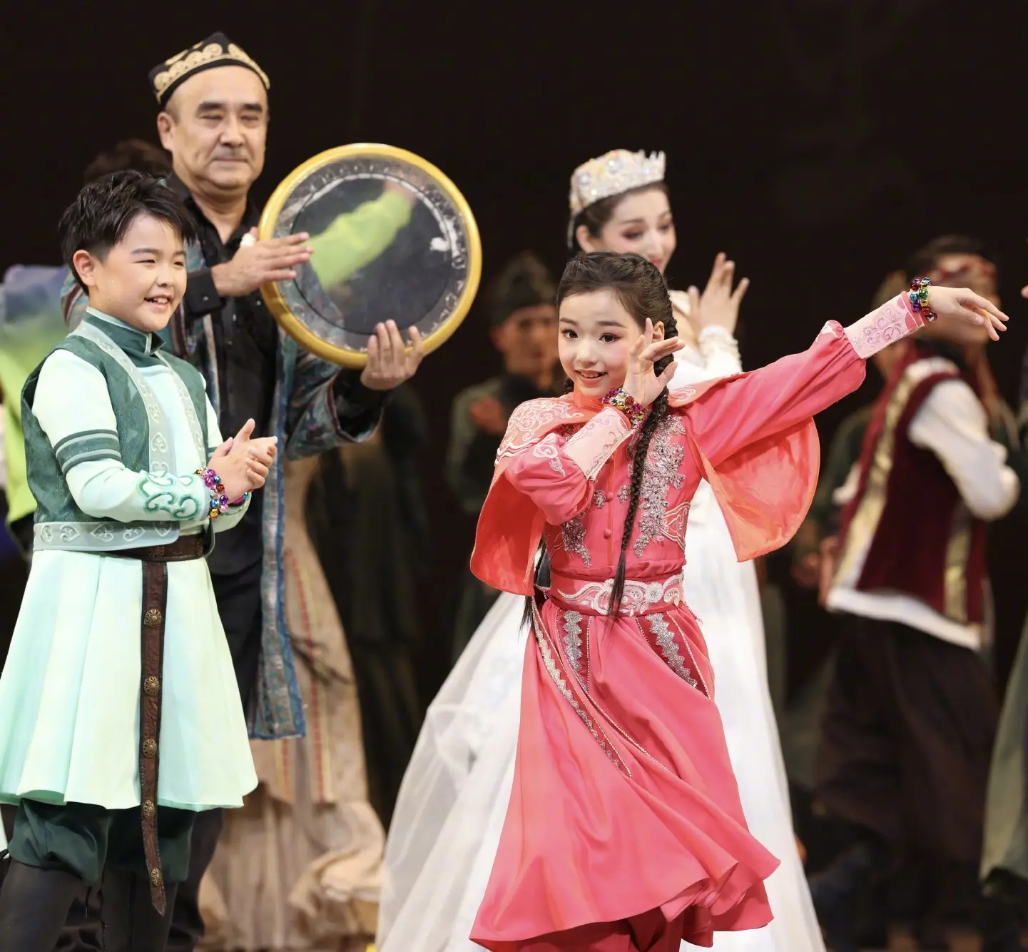 青梅竹马具象化了。董璇晒演出照，朵朵小酒窝真是把青梅竹马具象化了