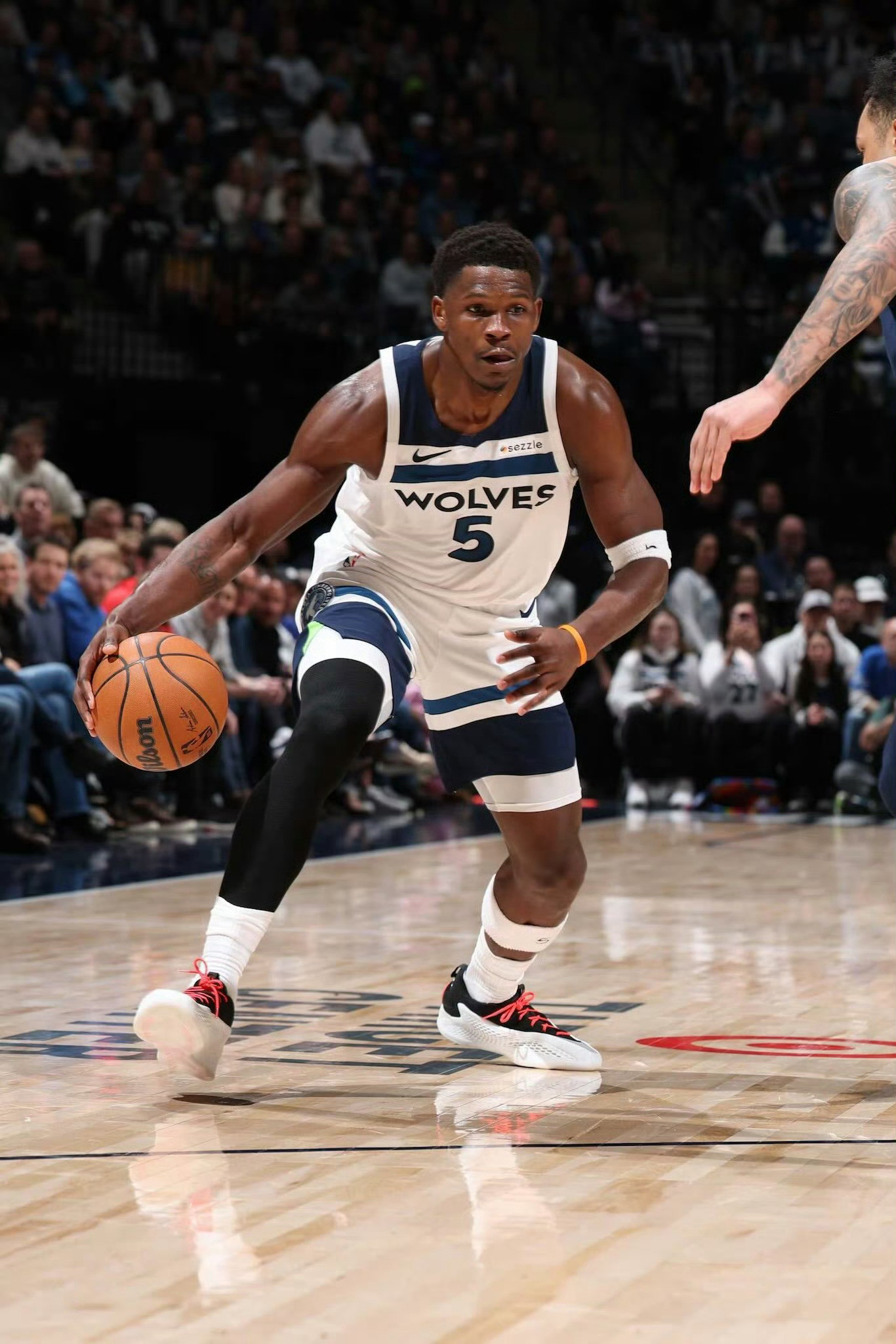 NBA常规赛中，森林狼客场149-142战胜鹈鹕，收获3连胜。森林狼最多时刻落后