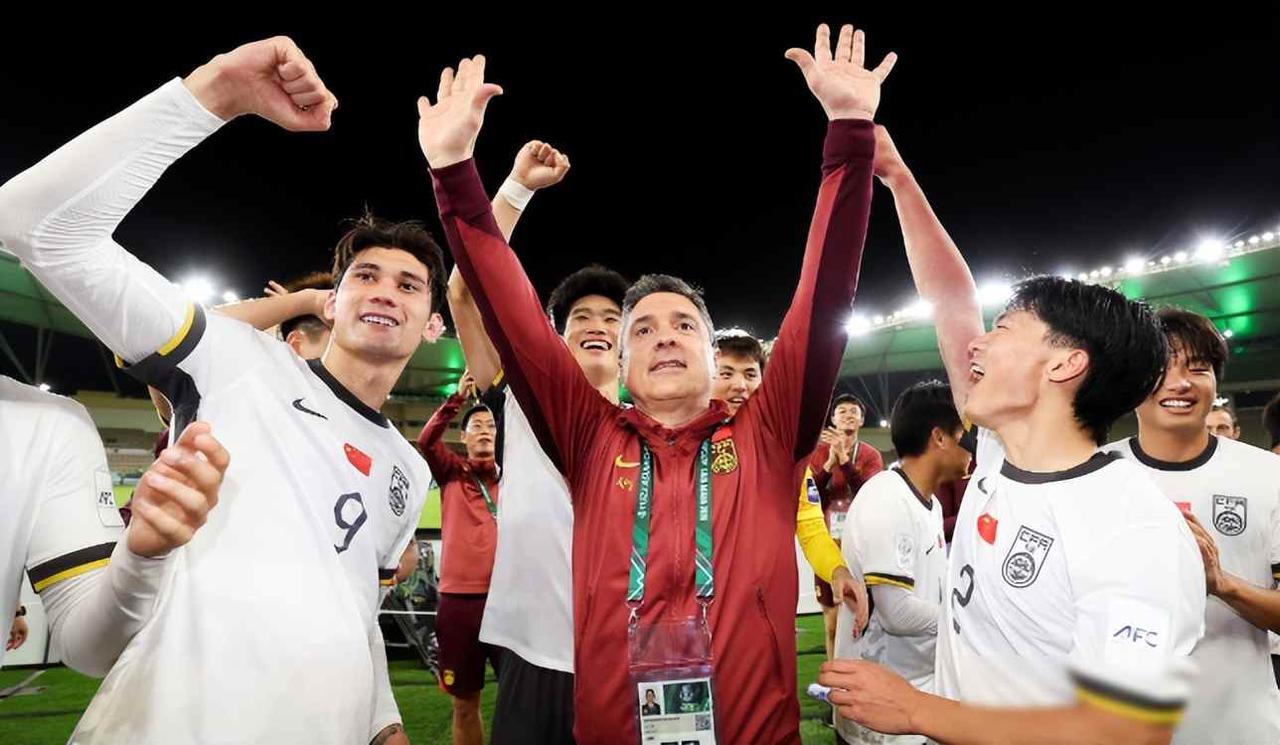 中国U23进决赛，裁判全来自西亚，球迷坐不住了明天晚上11点，中国U23男足