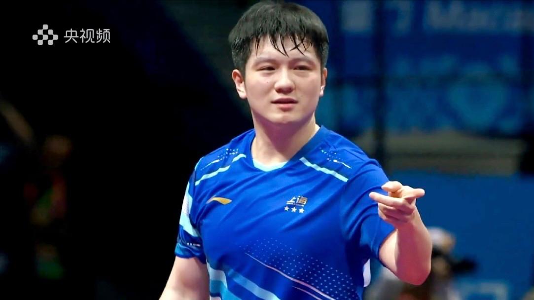 樊振东“不晕左”绝技打懵周雨！4比0横扫背后是“累成狗”皮肤局？