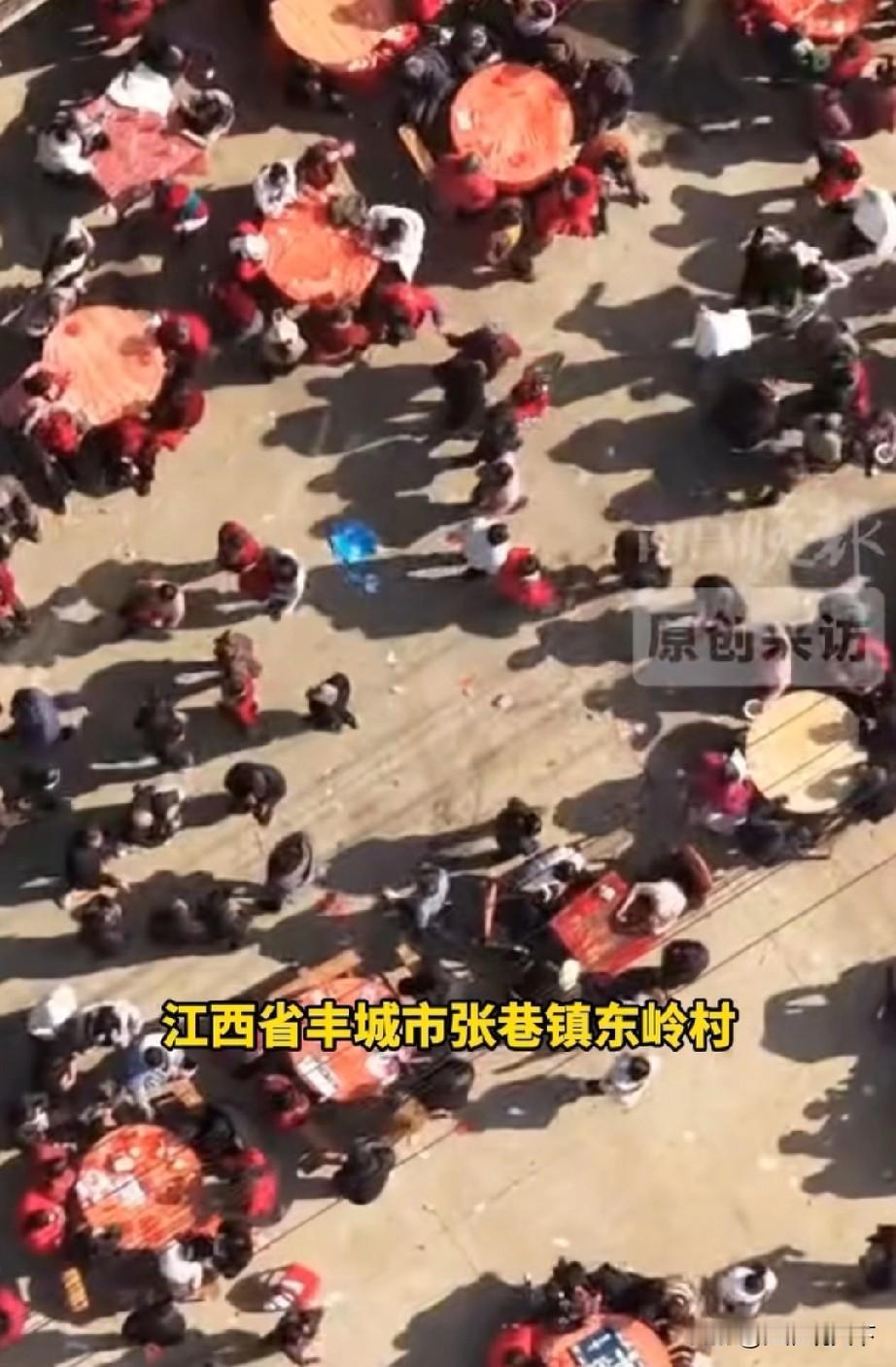 江西省丰城市杀猪宴现场出现不文明现象，实在有点不应该临近年底，中国民间有杀猪过