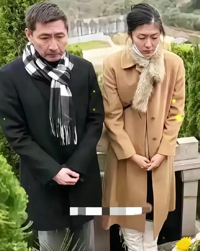 张子健牵着女儿张依依，静静站在李婷的墓碑前，风一吹，全场安静得只剩思念。曾经的中