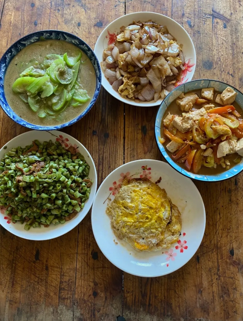 这一桌子菜三百块钱够吗？