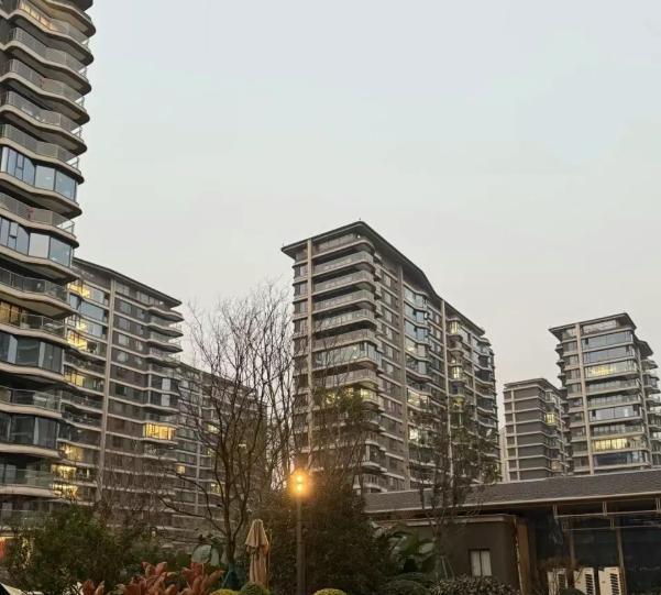 我姑父家去年买了房，全家高兴没三天，现在天天哭着求人接手。他掏空六个钱包凑了60