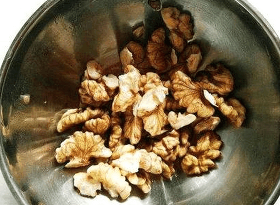 90后孕妇为了给胎儿补充营养, 每天吃核桃, 结果自己却受了苦