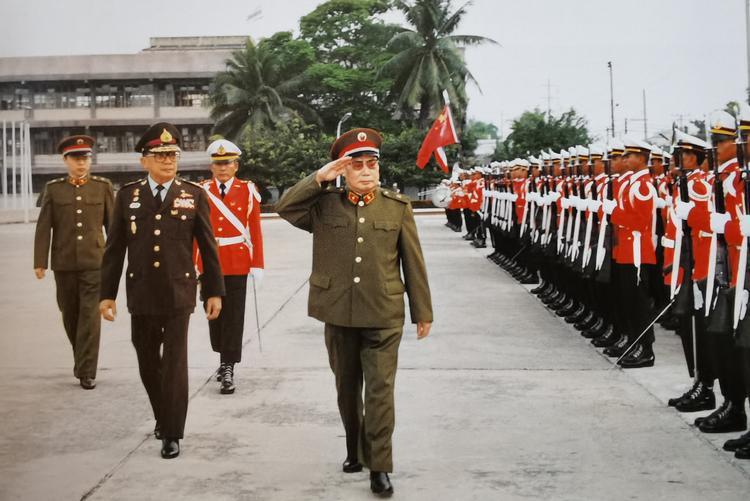 1987年5月，解放军总参谋长杨得志将军（前）率团访问泰国时，在泰国陆军总司令差