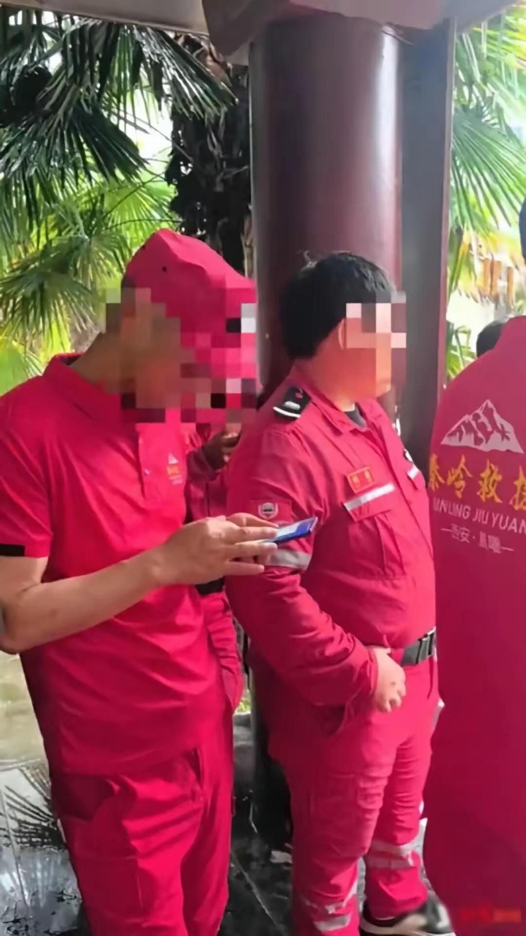 以前只在书里看过“农夫与蛇”，没想到现实中真的发生了，而且发生在咱们的秦岭大山里