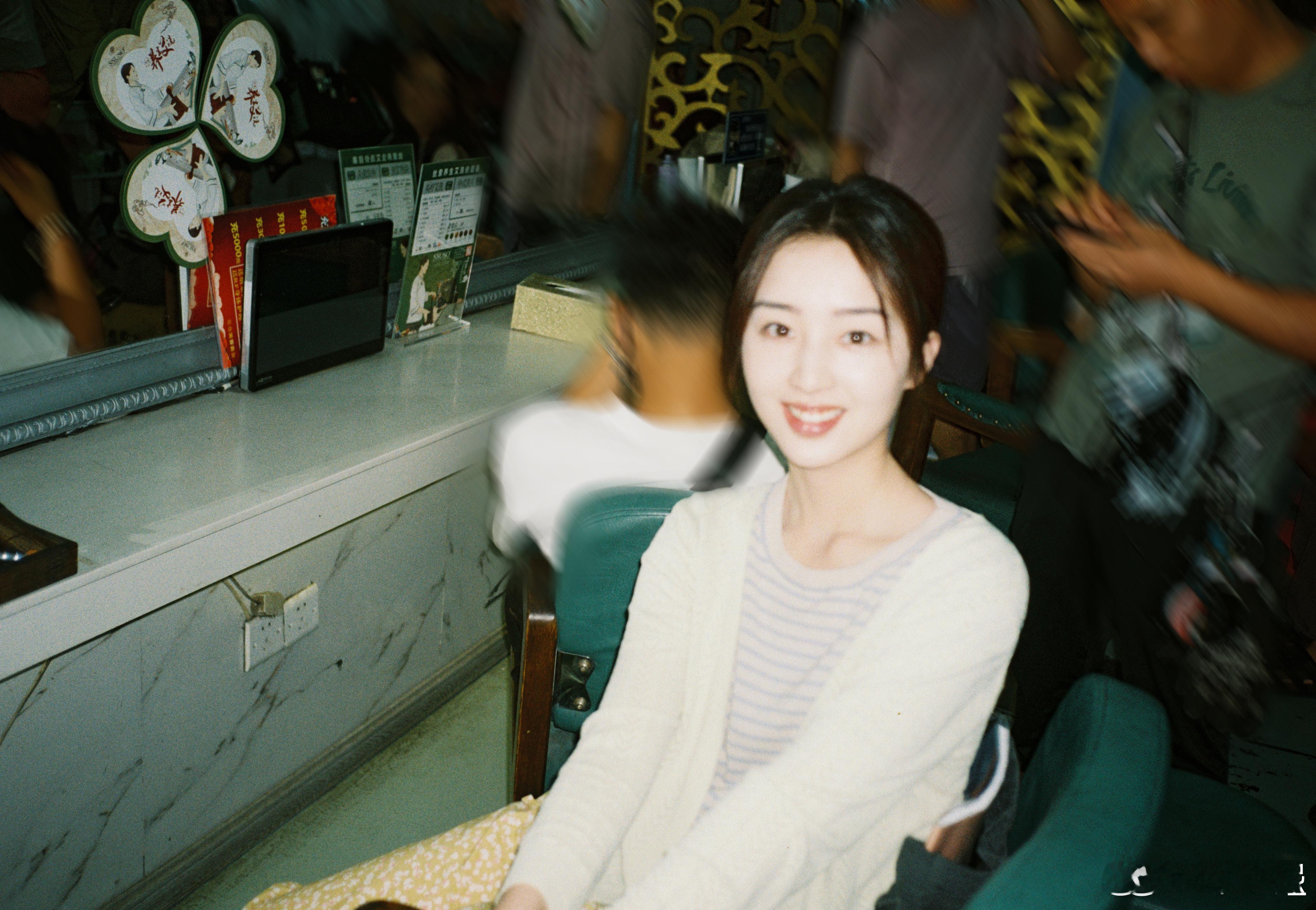 邓恩熙新剧倒反天罡看到邓恩熙用校花的脸做出老妈子的表情，真的又好笑又可爱，那种