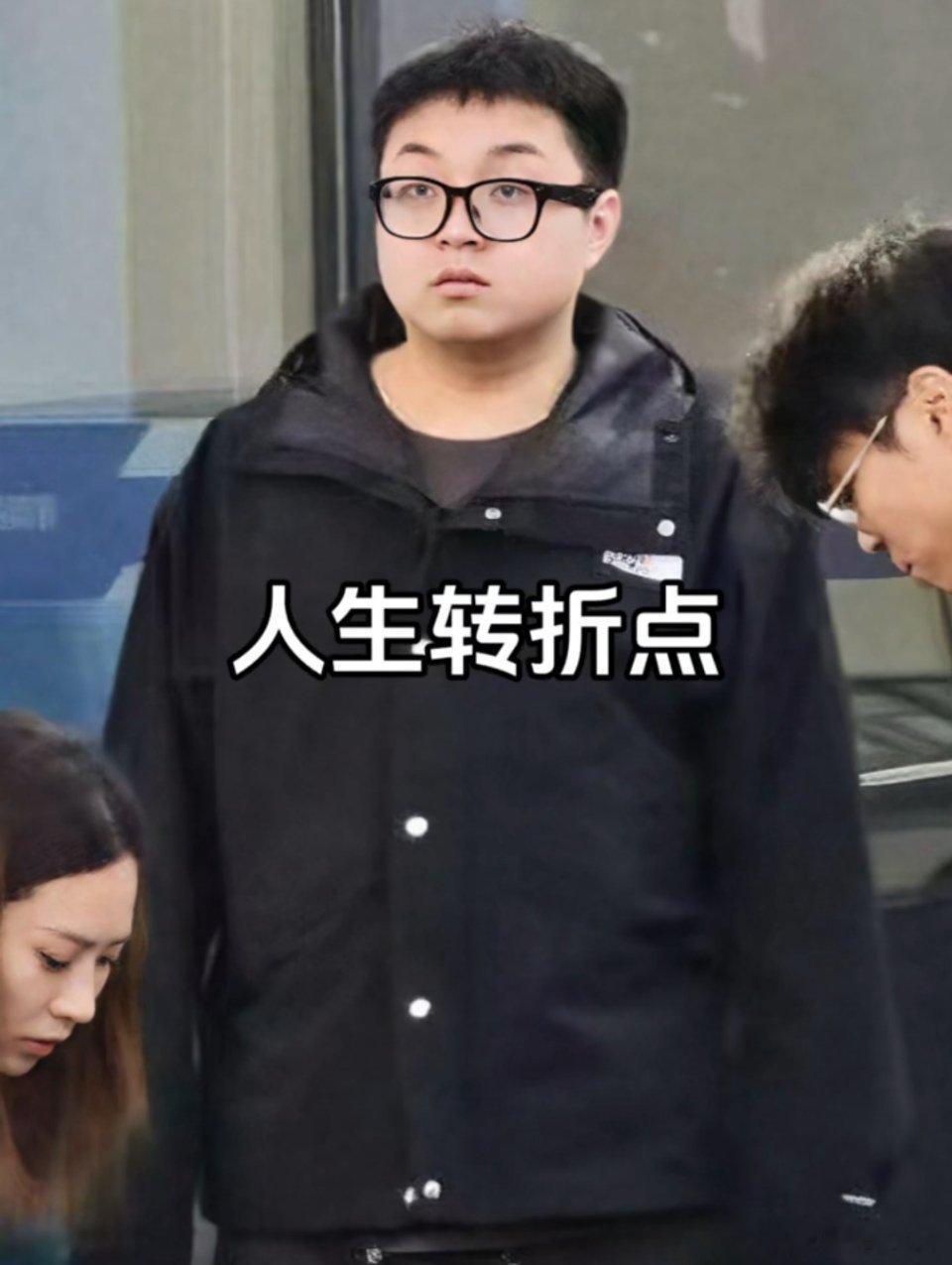 小米这张照片在短视频平台上传播很多，当医护人员在旁边抢救伤者的时候，那位驾车撞到