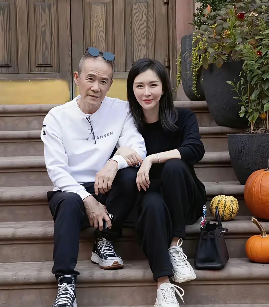 台阶上沾着海盐。田朴珺的元旦九宫格，第三张侧影的衣角被风吹出褶皱。配文六个字