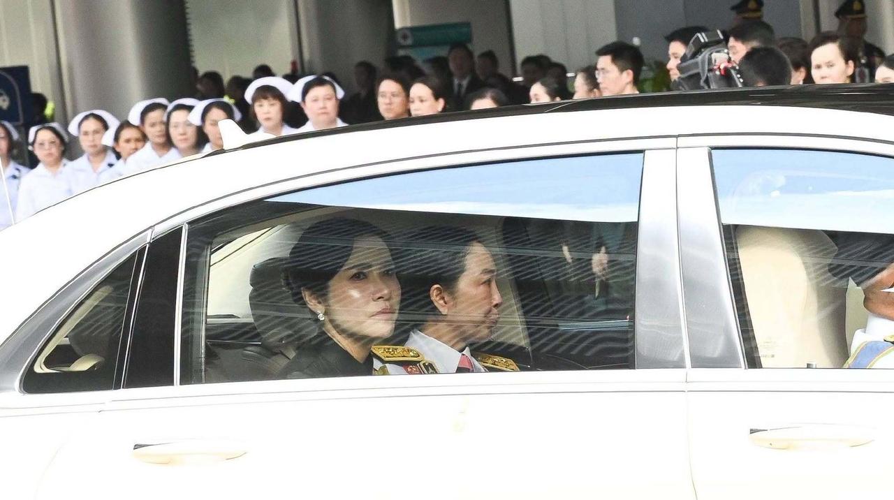 诗妮娜贵妃哭的脸都肿了。帕查拉公主跟她也不是亲人，她怎么哭成这样？恐怕在哭她自