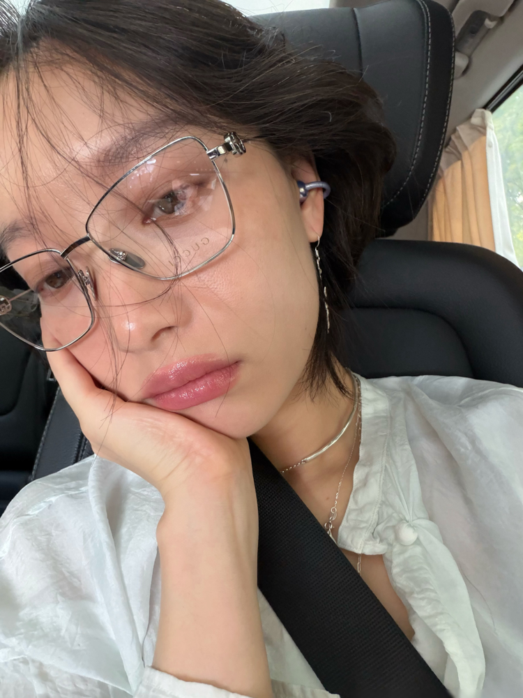 倪妮发了一组车内素颜自拍，白衬衫，金属框眼镜，清清爽爽。结果评论区直接吵起来了。有人翻出她之前的火锅
