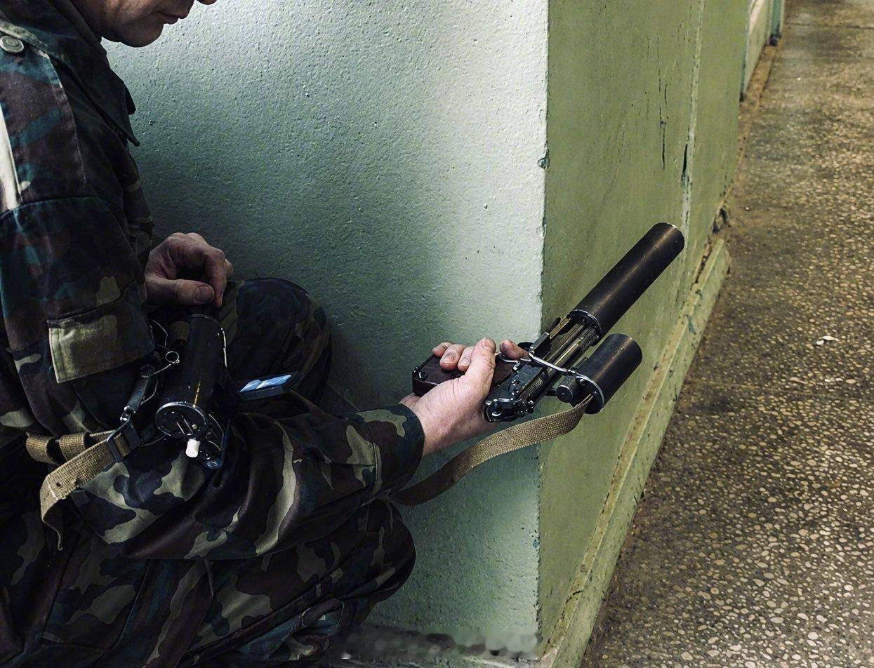 兵器影像俄罗斯的实验性拐角射击系统（2015），由一把安装消音器的马卡洛夫手枪