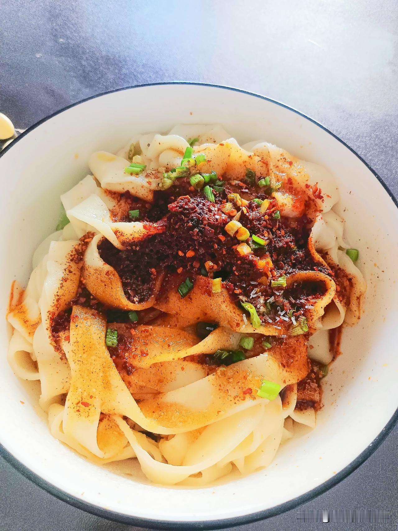 油泼面咥一口香滴发抖[笑着哭]今天不吃油泼面心里就像少了啥，油泼面是老陕的灵魂也是