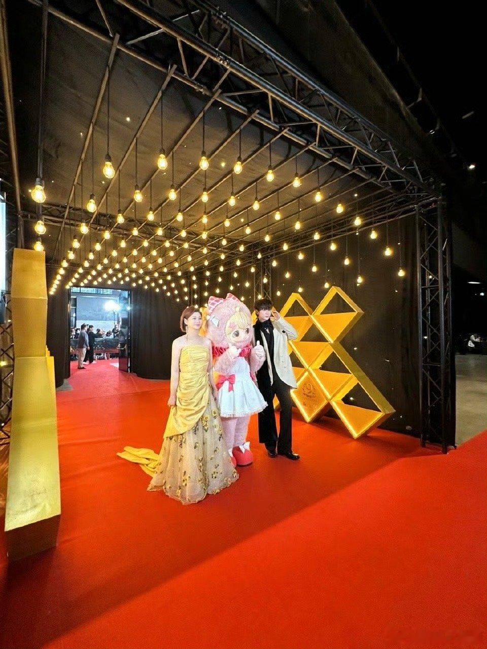 杜华赴泰走红毯自带甜美保镖杜华泰国红毯造型太绝了！短发利落又美艳，长裙加身温柔