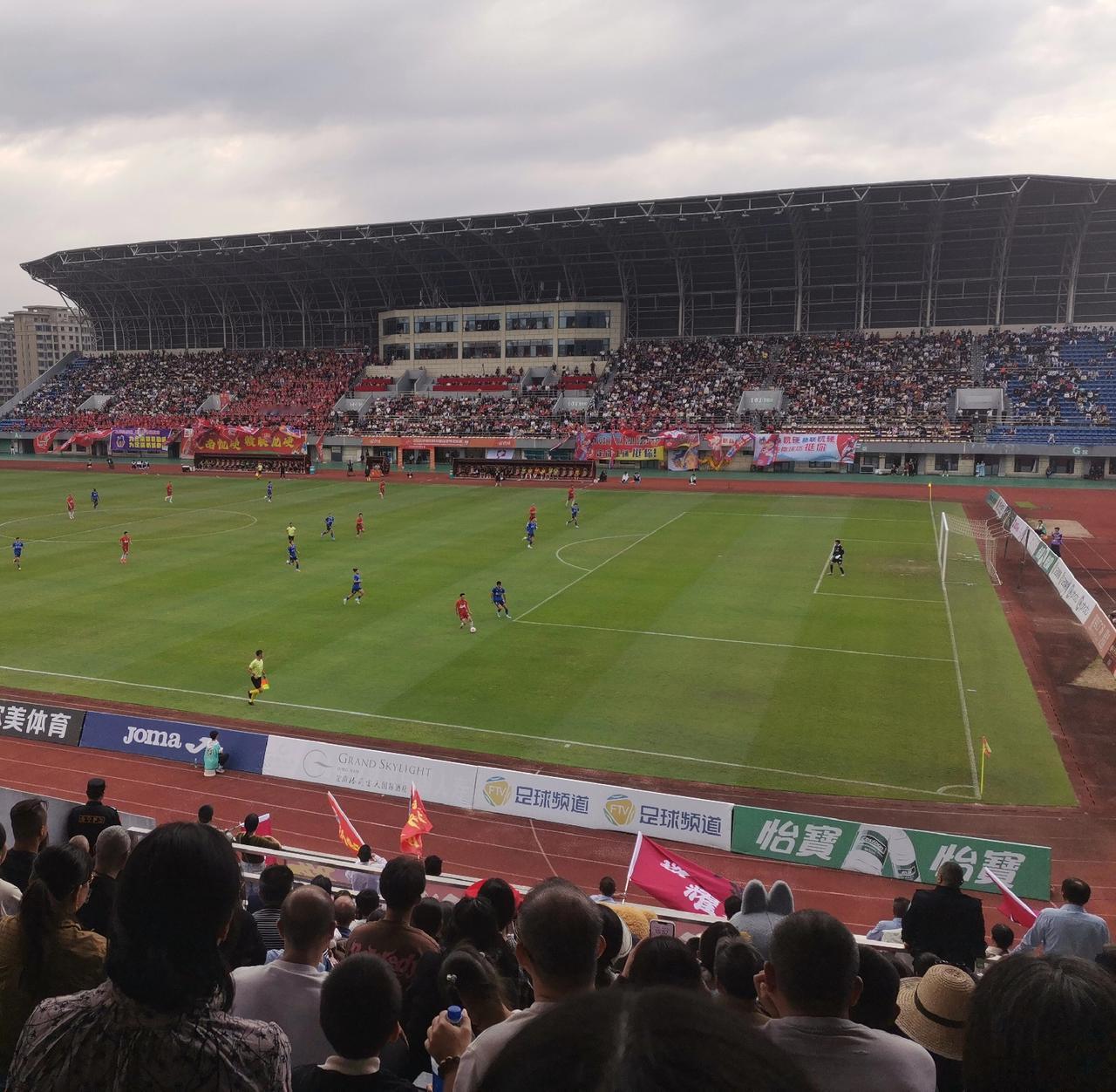 不得不说编制对老师来讲还是太有吸引力的。单位一个女教师离家400公里，每个周末都