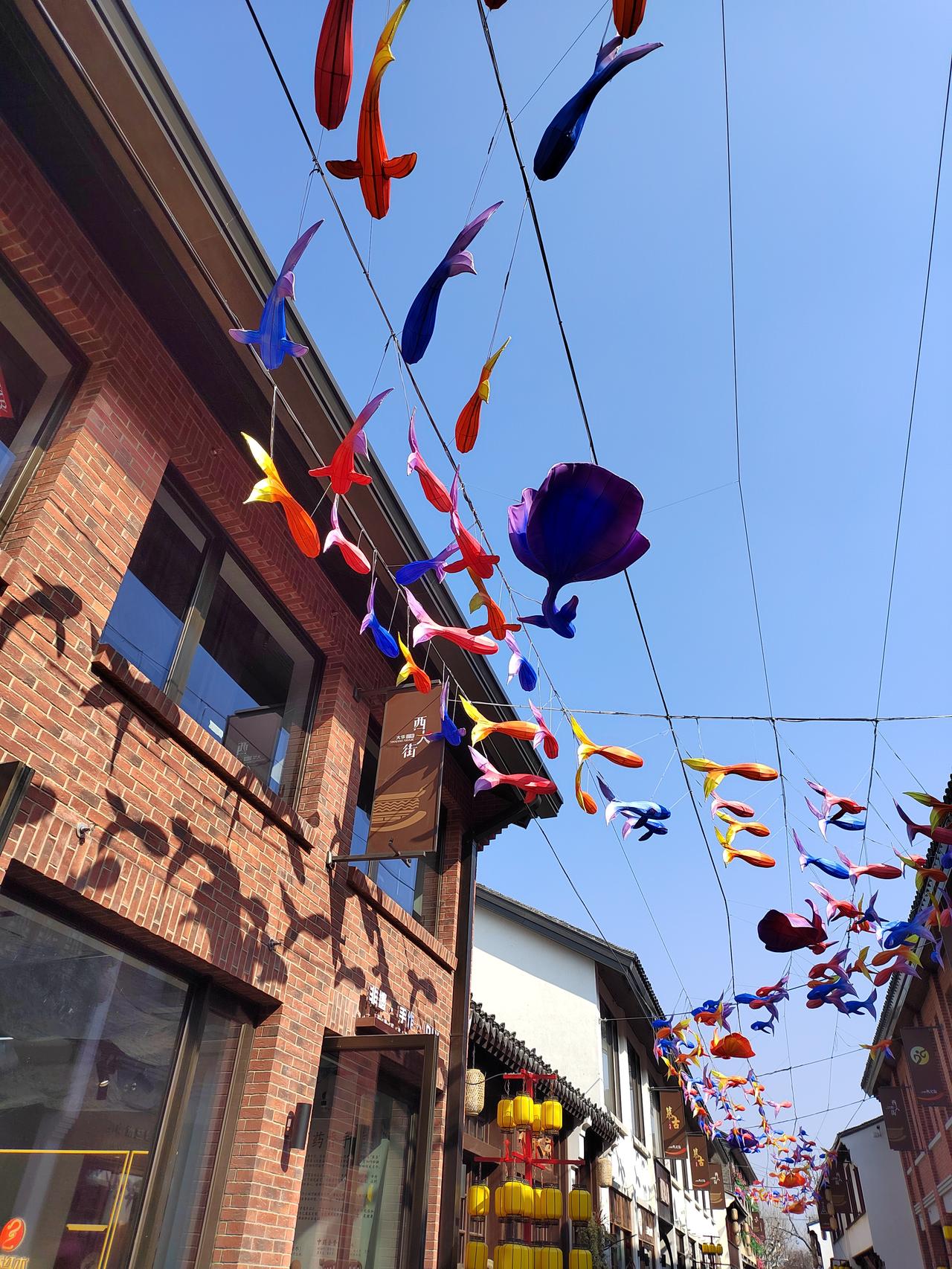 杨幂在视I频里吐槽买的肉丝面里只有面，没有肉丝，这份面售价17.88元。面里