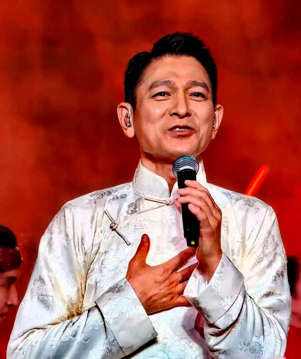 郭富城惊呆了，黎明也惊呆了，全运会开幕式的压轴环节，64岁的刘德华一出场，就