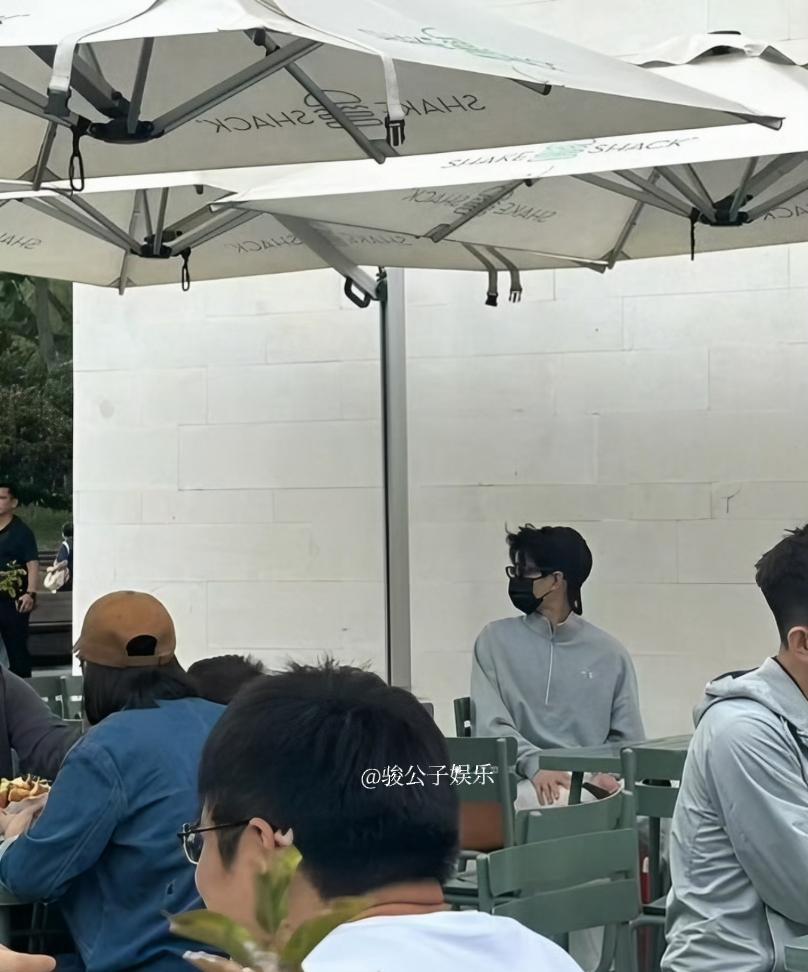 10月3日，杨洋被偶遇于热那亚，灰色卫衣配反戴鸭舌帽，造型青春似大学生。他独自等