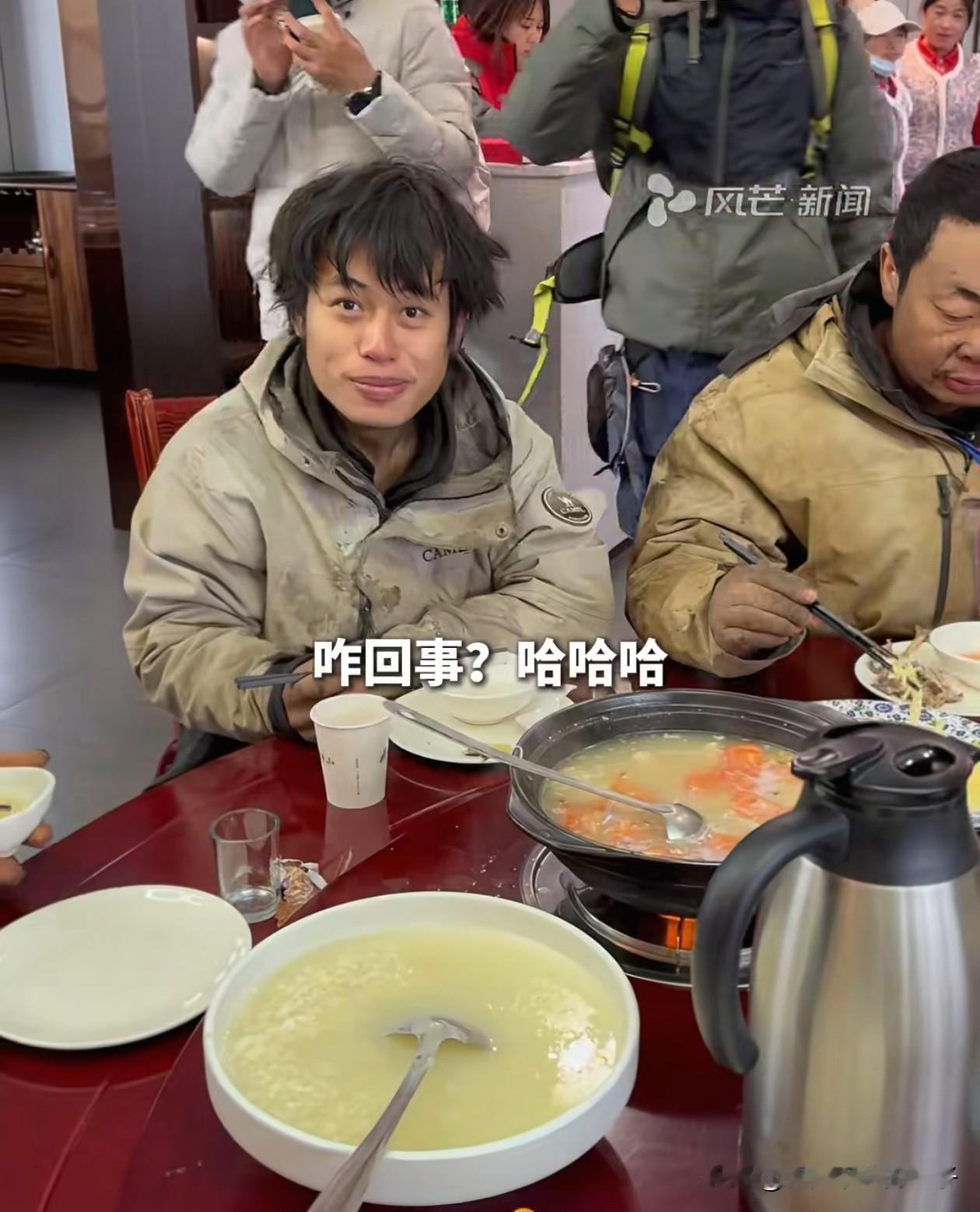 经过41天的挑战，荒野林北终于吃上了热乎的饭菜，不愧是有女朋友的人，别人都迫不及