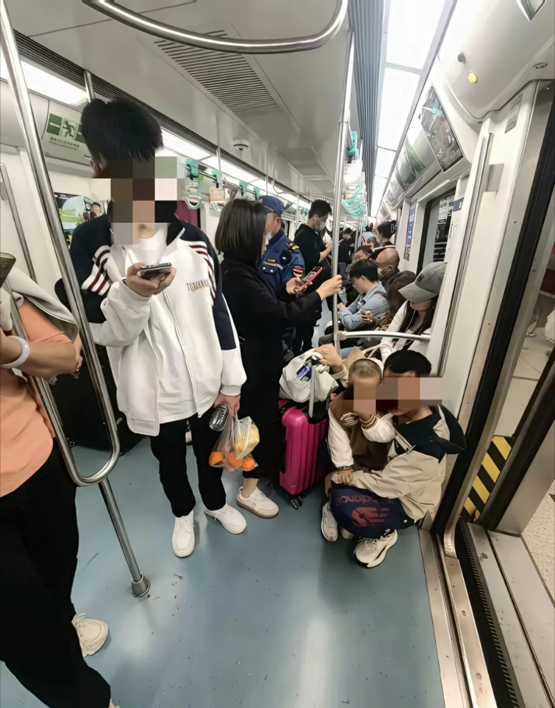“看到没，嫁给车都没有的穷人，只能带着孩子挤地铁”。一个父亲带着孩子蹲在地铁角落