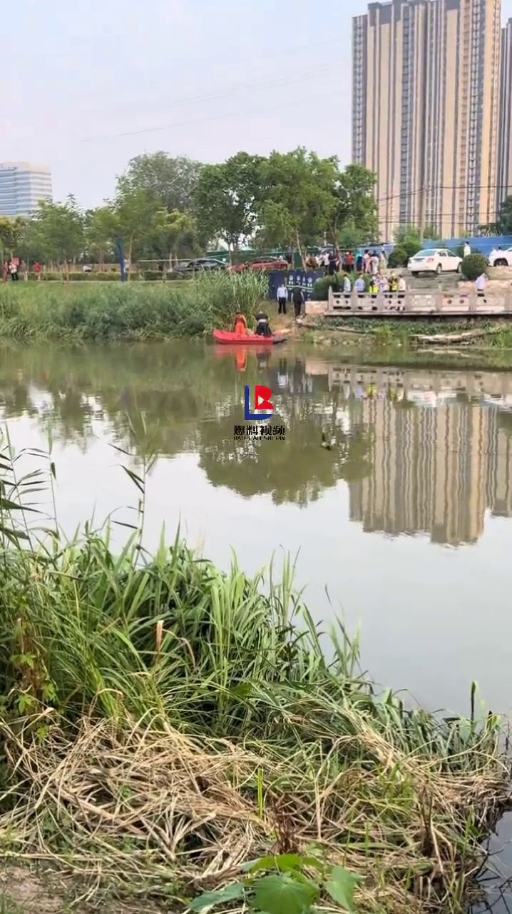 一光背男子水里溺亡，遗体被绳子绑住拉上岸！