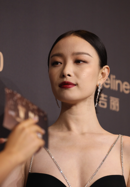 倪妮这身打扮真的太美了！配上黑色礼服，简直就是红毯上的女王！