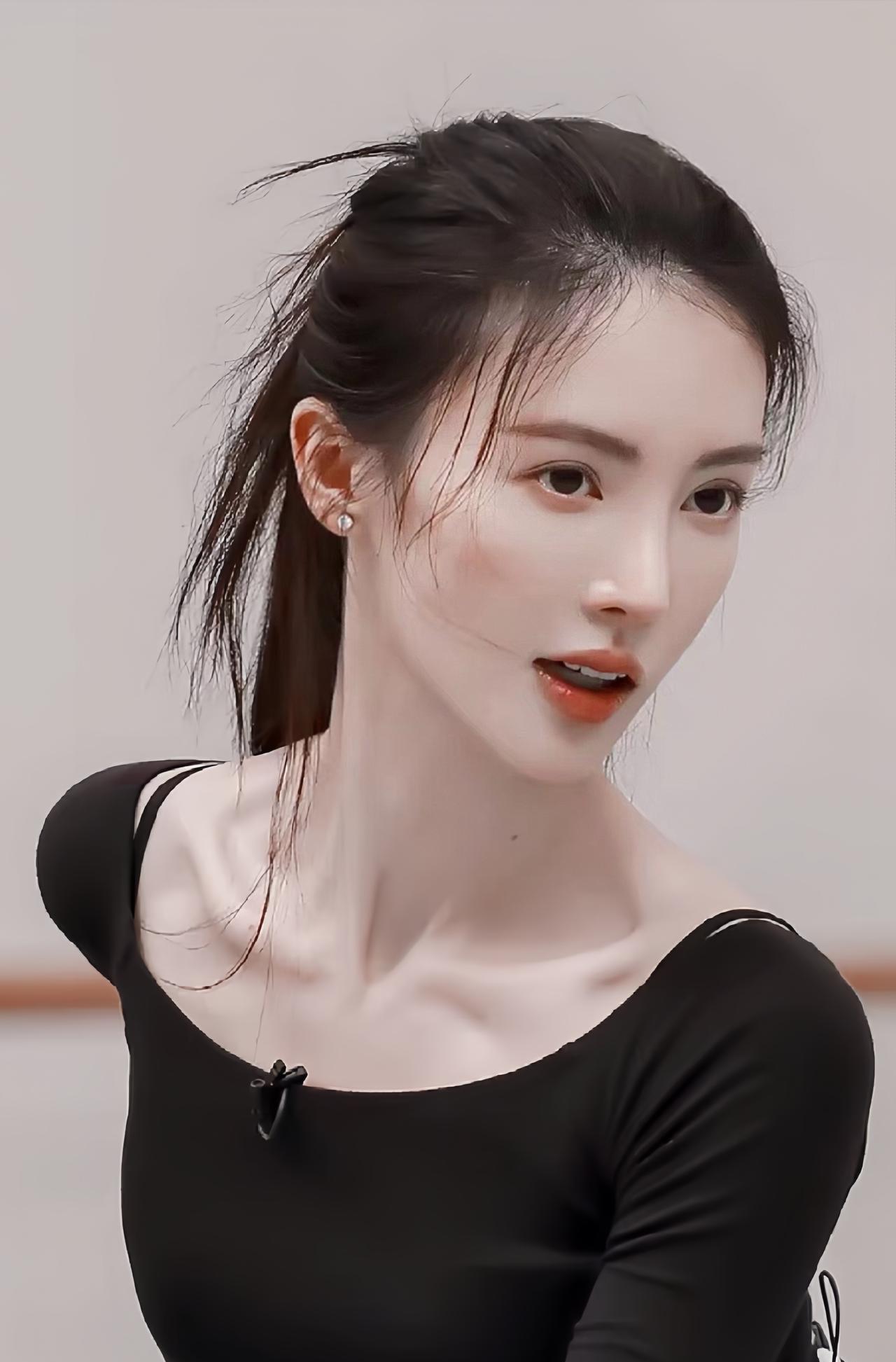 金晨不适合当演员，不是因为演技不好，也不是因为没有好资源，而是比起演员她更适