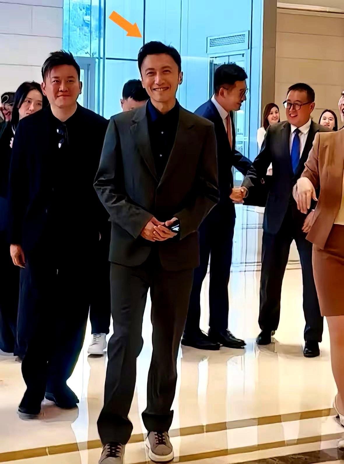 谢霆锋顶着一头乱发迈进正大中心，镜头一扫，评论区直接炸锅。他身上套着笔挺的西装，头上却顶着演唱会狂飙