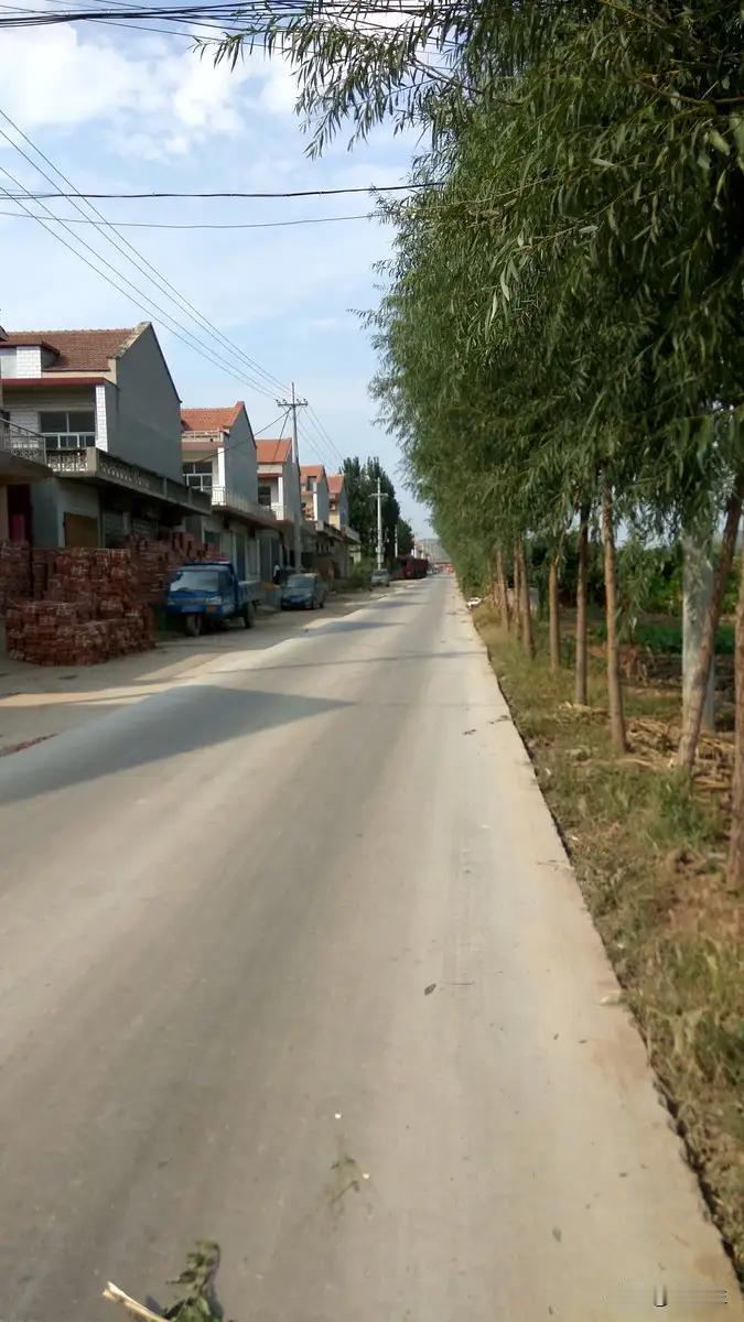 农村公路大升级！国家砸重金，6米宽双向车道进村入户，农民的好日子真的来了！（