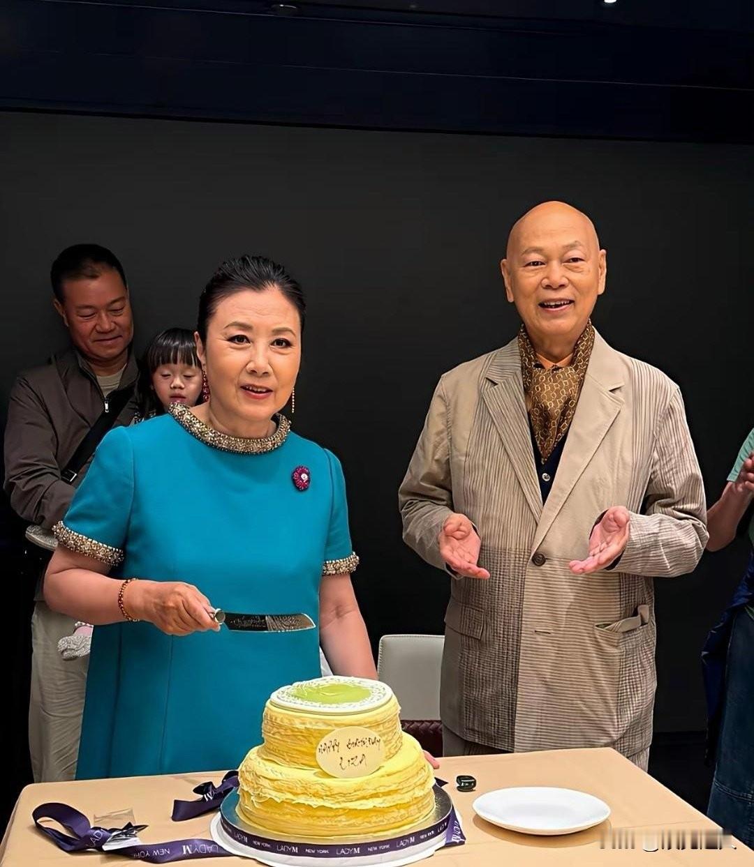 汪明荃生日，罗家英又准时陪在身边了！说真的，他俩站一块儿，要是不说谁能看出是夫妻