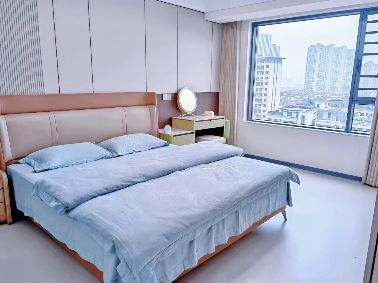 租客软磨硬泡说他就带一行李箱，叫我80元一天计算月付2400元。3