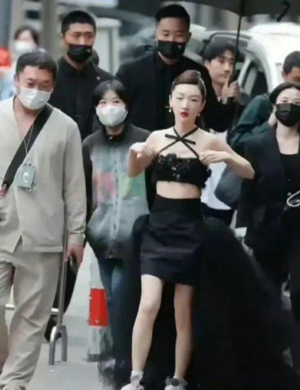 啊这…原来周冬雨这件礼服是想要这个感觉的