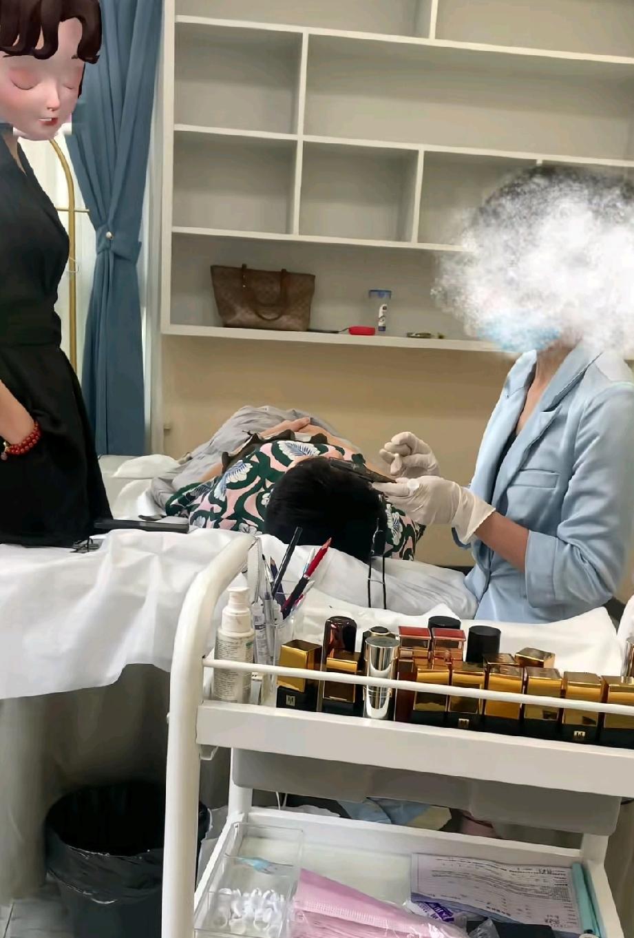 听到大姨纹眉不准备升级办会员的时候，美容师扎针的力度也变大了。是太气愤了，操