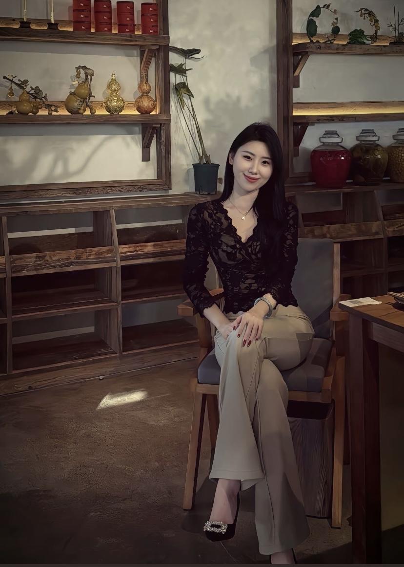 真应了那句话：女人有气质了随便披个布都能穿出气质，秀出高雅.女性应有的气质女