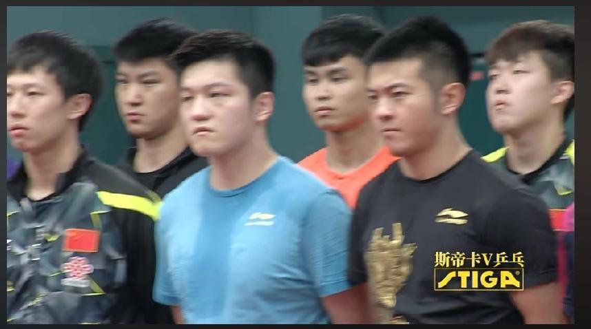 刷到考古视频，被当年的“小头头”可爱到了✨刷到老视频，一眼就看到了站在第二