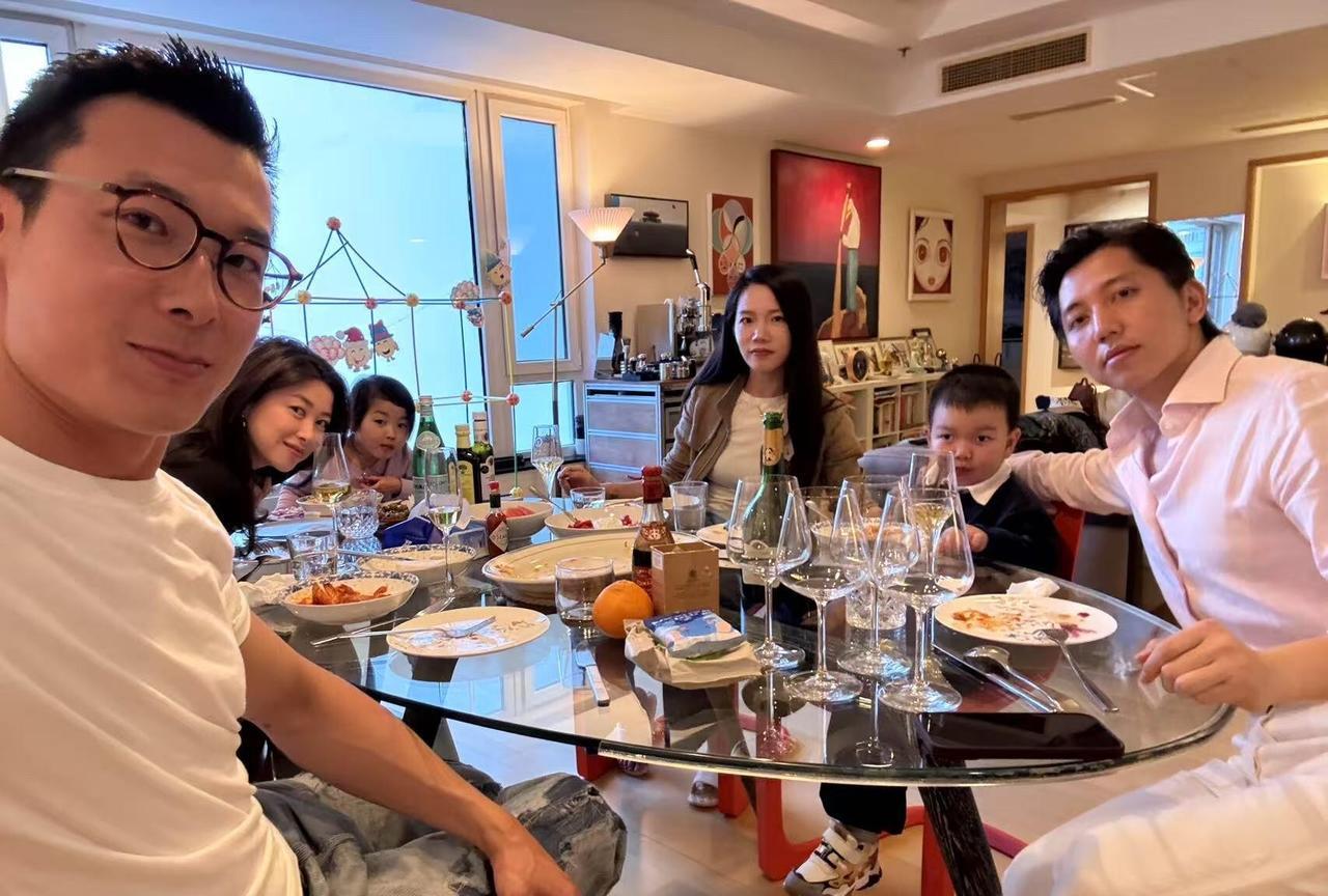朱珠五一假期，带娃和老公与朋友聚餐，四人围坐在铺满家常菜的圆桌前，桌上摆着见底的