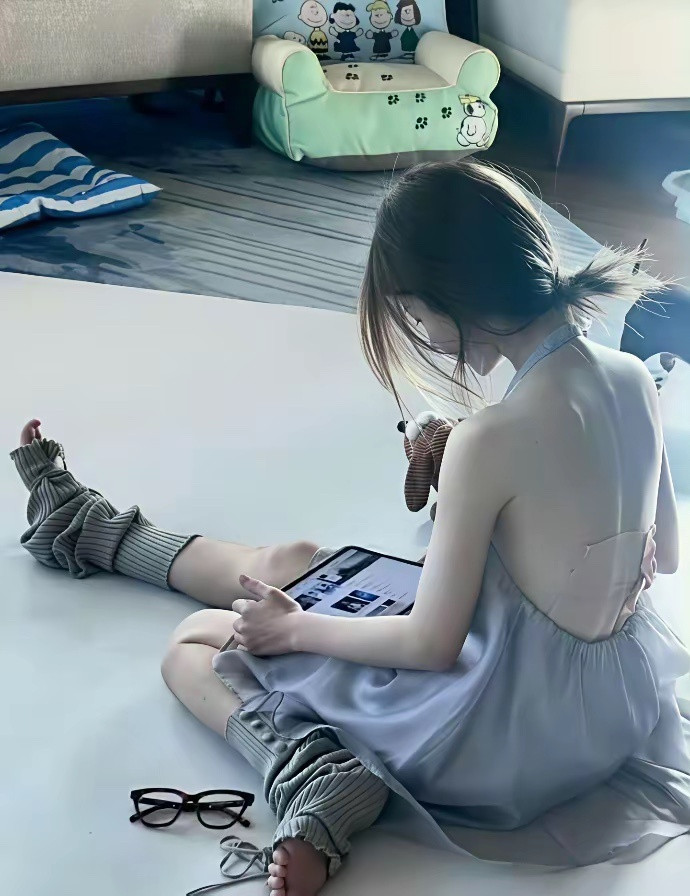 赵露思又瘦又小背上贴满了膏药，看了好心疼