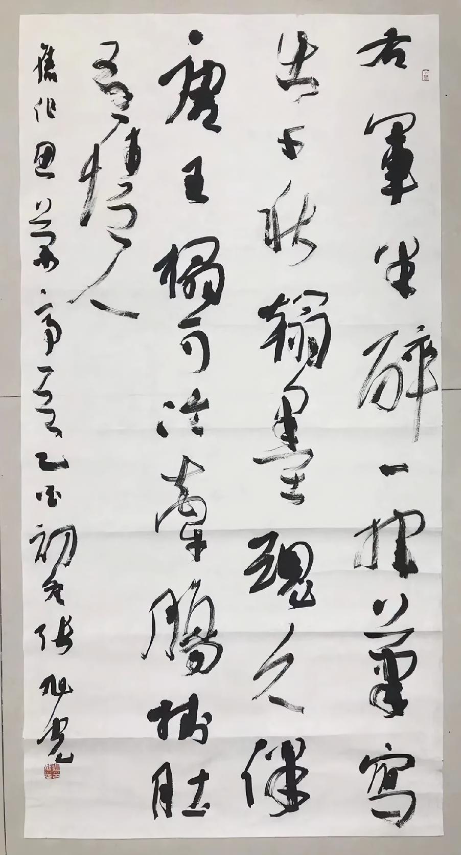 张旭光的字缺乏基本功吗？并不缺，因为我们需要仔细看看就知道了，其书法不是纯线条的
