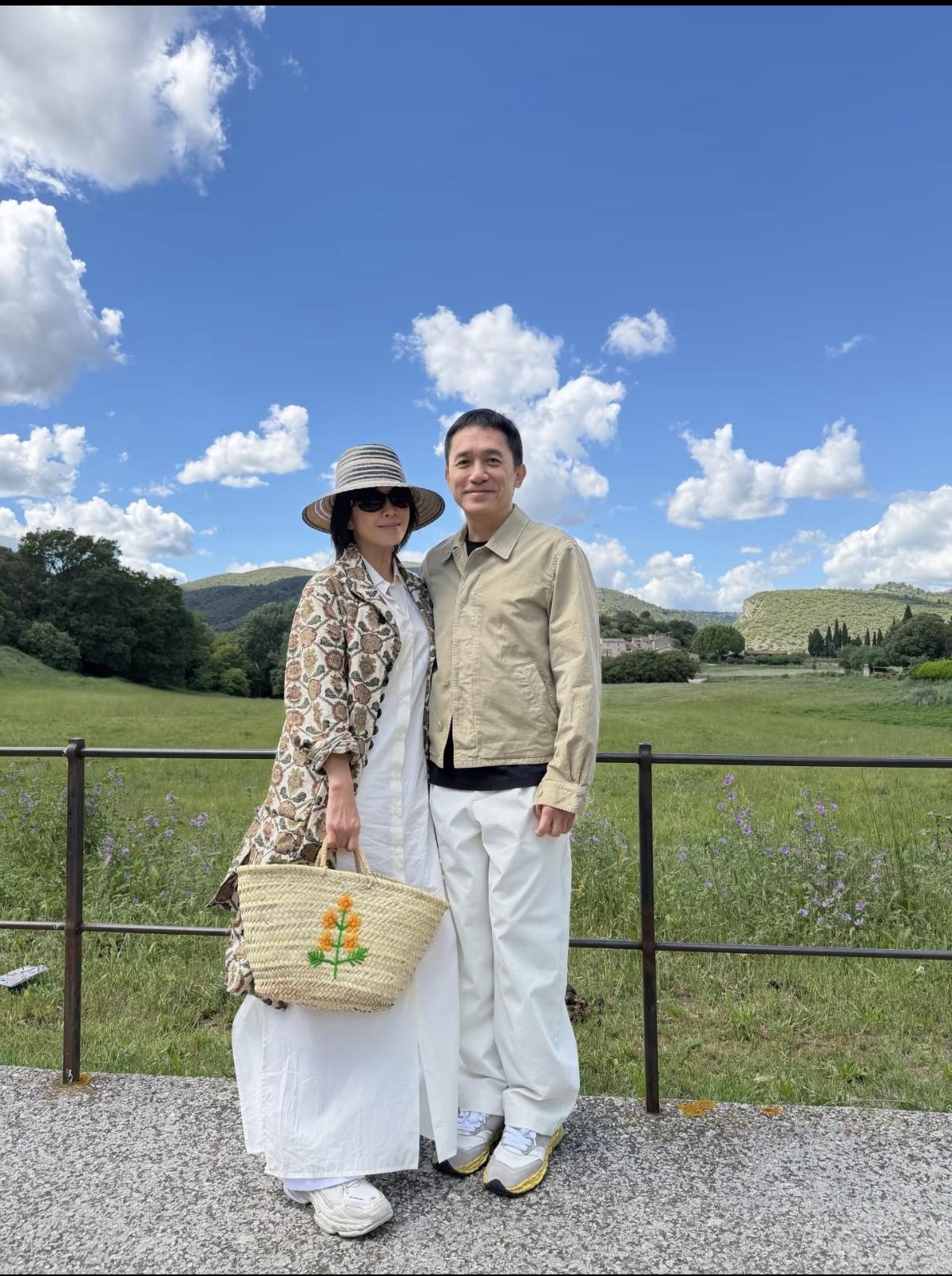 刘嘉玲晒与梁朝伟在南法度假照，两个人的状态都特别好，35年的神仙眷侣，有钱又有闲