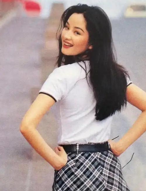 张艺谋当年正眼都没瞧过瞿颖，问了两句就想打发走。原本安红这个角色根本不属于她，北