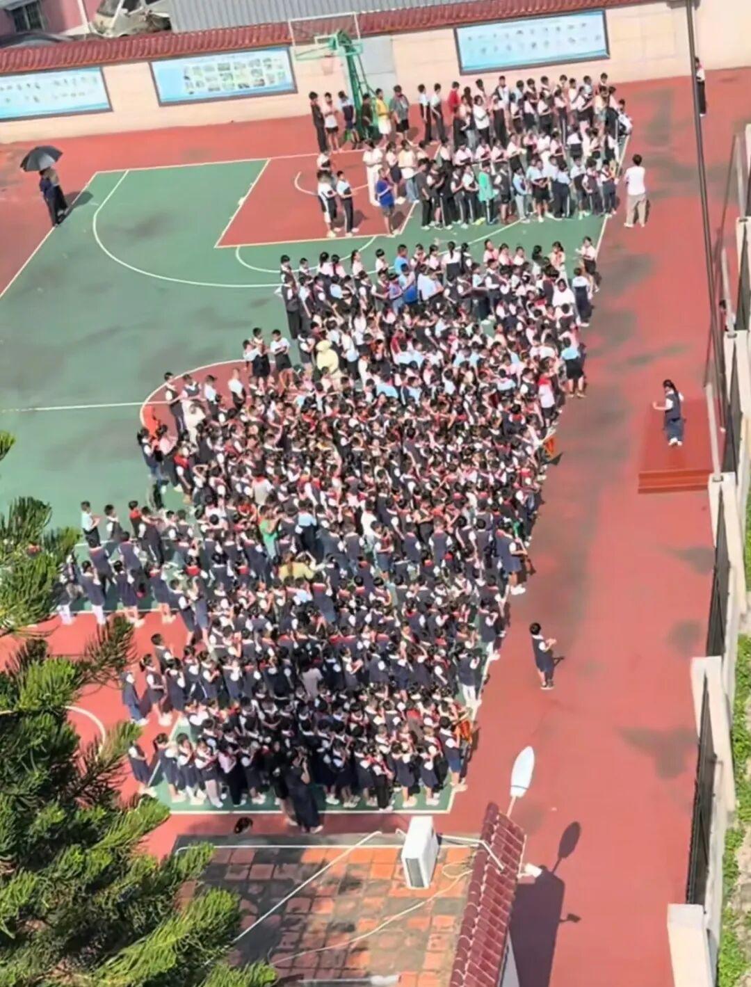 “学校升旗，女老师台下给校长打伞”事件大反转！真相并不是大家想的那样！5