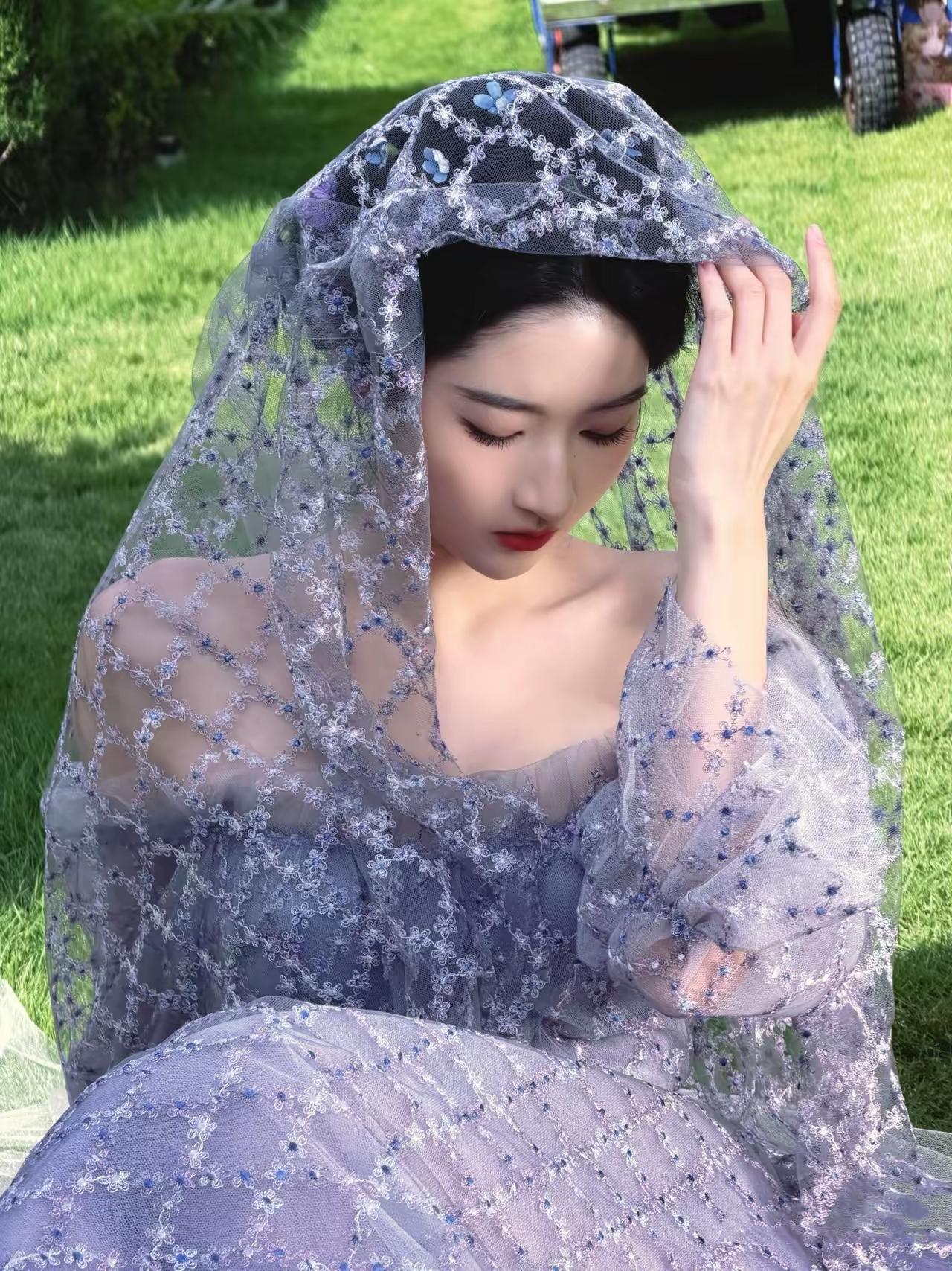王玉雯湖北妹子，有东北女子的爽朗性格，红毯造型尽显优雅气质。