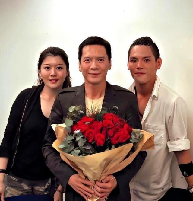 "我愿意放弃中国国籍，自愿加入英国！"2004年，央视美女主持姜丰嫁给英国富豪，