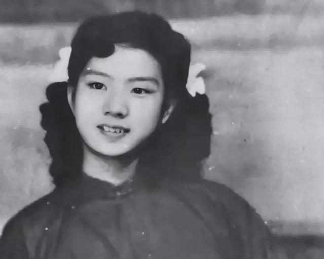 1949年，特务头子毛森，抓捕了一个交际花小姐，审讯时，轻蔑道：“你招不招？”见