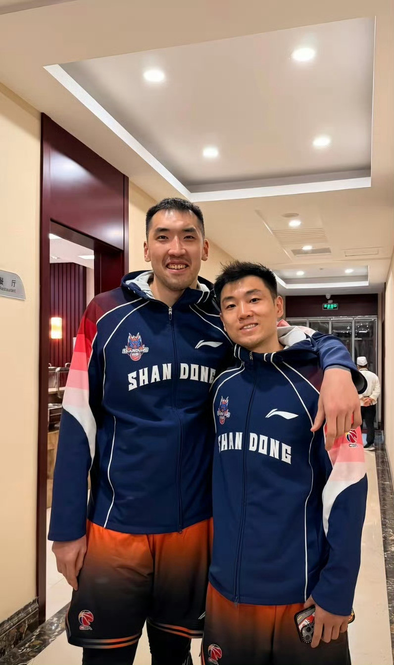 山东男篮终于赢下一轮季后赛，这是他们最近五年首次赢下一轮系列赛。赛后，跟队媒体人