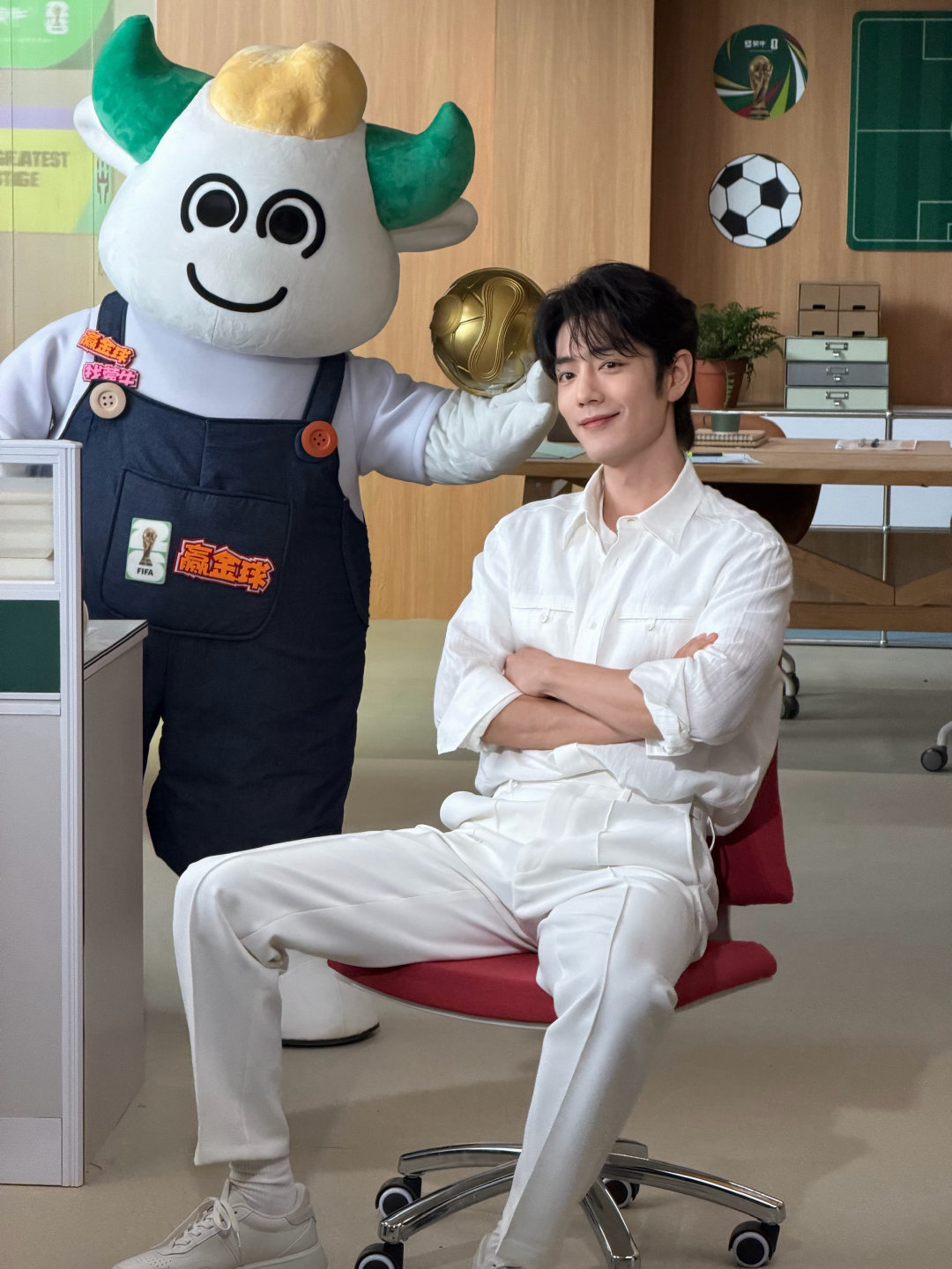 ⚽️蒙牛世界杯拍摄间隙的随手抓拍，没有精修剧本，原相机直出肖战状态封神！一杯牛奶