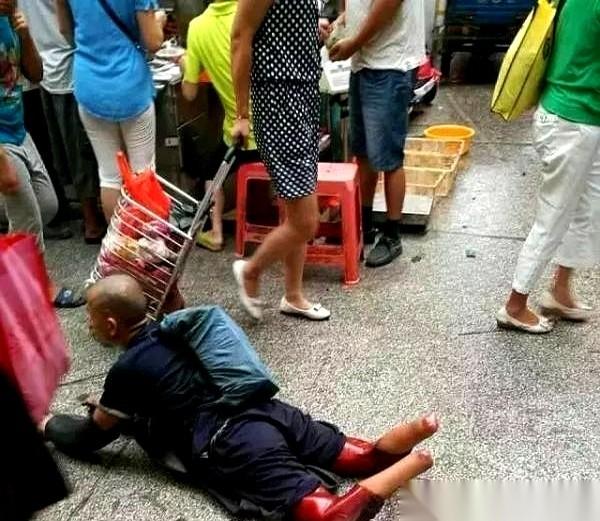 2016年，广州街头。一枚硬币扔进破碗，发出清脆的响声。周霞珍原本只是随手行善